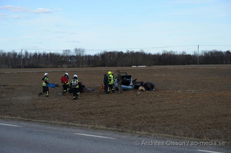 DSC_5108.JPG - Strax efter 17 larmades räddningstjänst, ambulans och polis till väg 1819 mellan Klippan och Forsby. En personbil hade vid en omkörning i hög hastighet tappat kontrollen och kört av vägen och sedan voltat flera varv ut på en åker, mellan 100-200 meter från där bilen först gått av. Tre personer befann sig i bilen och minst en av dem blev allvarligt skadad. Vägen var helt avstängd under räddningsarbetet.