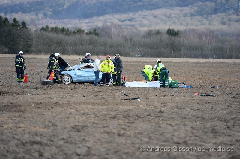 DSC_5114.JPG - Strax efter 17 larmades räddningstjänst, ambulans och polis till väg 1819 mellan Klippan och Forsby. En personbil hade vid en omkörning i hög hastighet tappat kontrollen och kört av vägen och sedan voltat flera varv ut på en åker, mellan 100-200 meter från där bilen först gått av. Tre personer befann sig i bilen och minst en av dem blev allvarligt skadad. Vägen var helt avstängd under räddningsarbetet.