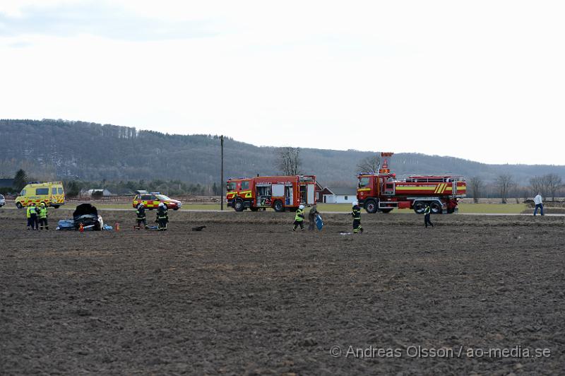 DSC_5122.JPG - Strax efter 17 larmades räddningstjänst, ambulans och polis till väg 1819 mellan Klippan och Forsby. En personbil hade vid en omkörning i hög hastighet tappat kontrollen och kört av vägen och sedan voltat flera varv ut på en åker, mellan 100-200 meter från där bilen först gått av. Tre personer befann sig i bilen och minst en av dem blev allvarligt skadad. Vägen var helt avstängd under räddningsarbetet.