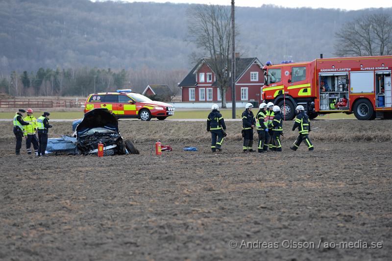 DSC_5125.JPG - Strax efter 17 larmades räddningstjänst, ambulans och polis till väg 1819 mellan Klippan och Forsby. En personbil hade vid en omkörning i hög hastighet tappat kontrollen och kört av vägen och sedan voltat flera varv ut på en åker, mellan 100-200 meter från där bilen först gått av. Tre personer befann sig i bilen och minst en av dem blev allvarligt skadad. Vägen var helt avstängd under räddningsarbetet.