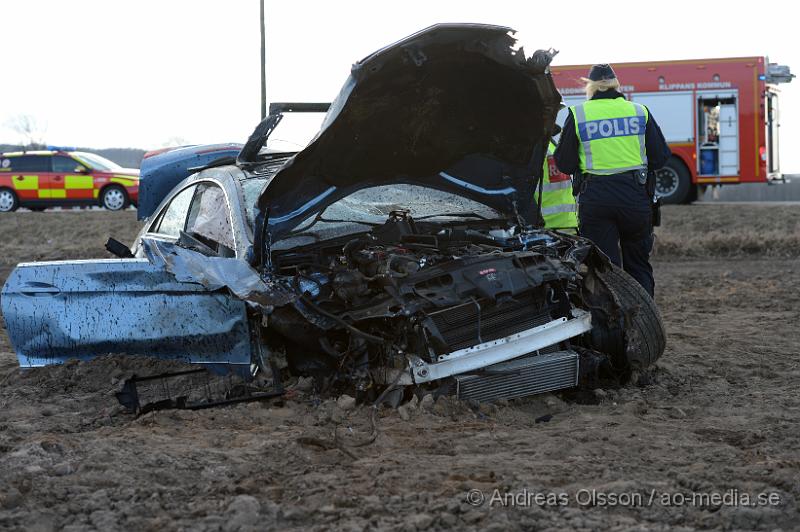 DSC_5127.JPG - Strax efter 17 larmades räddningstjänst, ambulans och polis till väg 1819 mellan Klippan och Forsby. En personbil hade vid en omkörning i hög hastighet tappat kontrollen och kört av vägen och sedan voltat flera varv ut på en åker, mellan 100-200 meter från där bilen först gått av. Tre personer befann sig i bilen och minst en av dem blev allvarligt skadad. Vägen var helt avstängd under räddningsarbetet.