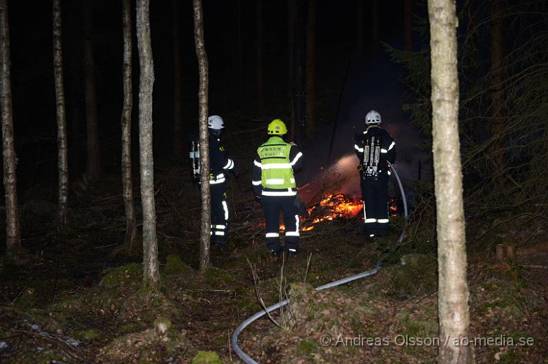 DSC_5132.JPG - Strax efter 20 larmades en större räddningstyrka till Kungsleden i Stidsvig där man fått in larm om att en jaktstuga brann. När den första styrkan från Klippan kom fram till platsen kunde man konstatera att det var en mindre stuga ute i skogen som nästan var helt nedbrunnen, som tur va så hade inte branden spridit sig i den torra barrskogen.