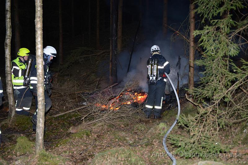 DSC_5133.JPG - Strax efter 20 larmades en större räddningstyrka till Kungsleden i Stidsvig där man fått in larm om att en jaktstuga brann. När den första styrkan från Klippan kom fram till platsen kunde man konstatera att det var en mindre stuga ute i skogen som nästan var helt nedbrunnen, som tur va så hade inte branden spridit sig i den torra barrskogen.