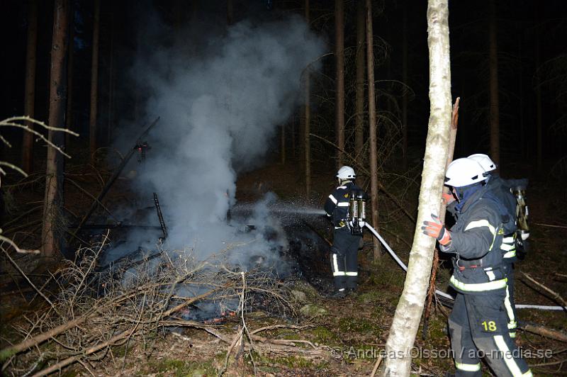 DSC_5135.JPG - Strax efter 20 larmades en större räddningstyrka till Kungsleden i Stidsvig där man fått in larm om att en jaktstuga brann. När den första styrkan från Klippan kom fram till platsen kunde man konstatera att det var en mindre stuga ute i skogen som nästan var helt nedbrunnen, som tur va så hade inte branden spridit sig i den torra barrskogen.