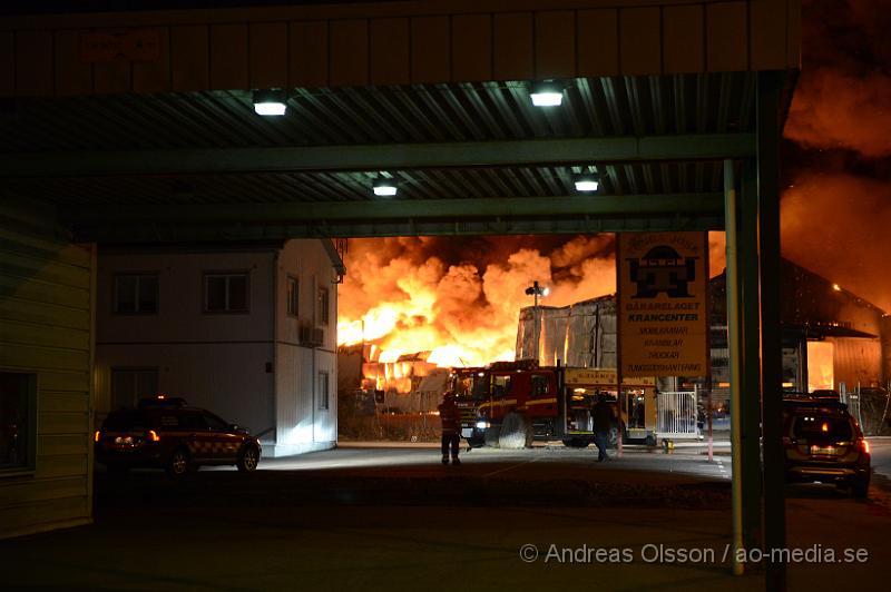 DSC_5141.JPG - 00.56 larmades en stor räddningsstyrka till Mörsaregatan i Helsingborg där man fått in larm från en lokförare som sett kraftig rökutvecknling från platsen. När första räddningsstyrkan var på plats var hela byggnaden övertänd och man riktade direkt in sig på att förhindra spridningen och man konstaterade att byggnaden som brann inte gick att rädda. Hur branden har startat är oklart men strax innan hade ett inbrottslarm gått och polisen misstänker att branden är anlagd och rubricerar det som mordbrand. Ingen person ska ha kommit till skada.