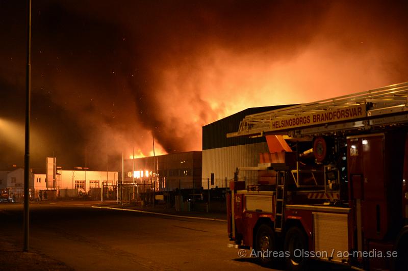 DSC_5148.JPG - 00.56 larmades en stor räddningsstyrka till Mörsaregatan i Helsingborg där man fått in larm från en lokförare som sett kraftig rökutvecknling från platsen. När första räddningsstyrkan var på plats var hela byggnaden övertänd och man riktade direkt in sig på att förhindra spridningen och man konstaterade att byggnaden som brann inte gick att rädda. Hur branden har startat är oklart men strax innan hade ett inbrottslarm gått och polisen misstänker att branden är anlagd och rubricerar det som mordbrand. Ingen person ska ha kommit till skada.