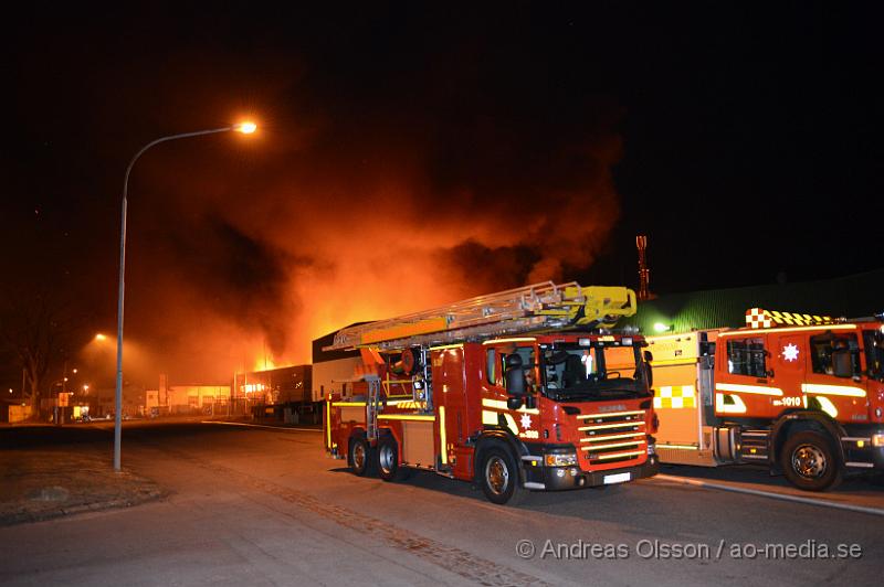 DSC_5151.JPG - 00.56 larmades en stor räddningsstyrka till Mörsaregatan i Helsingborg där man fått in larm från en lokförare som sett kraftig rökutvecknling från platsen. När första räddningsstyrkan var på plats var hela byggnaden övertänd och man riktade direkt in sig på att förhindra spridningen och man konstaterade att byggnaden som brann inte gick att rädda. Hur branden har startat är oklart men strax innan hade ett inbrottslarm gått och polisen misstänker att branden är anlagd och rubricerar det som mordbrand. Ingen person ska ha kommit till skada.