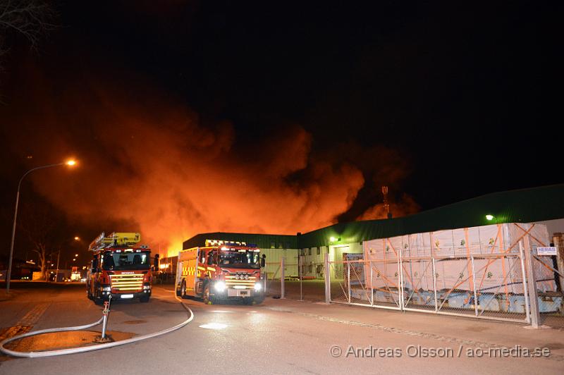 DSC_5154.JPG - 00.56 larmades en stor räddningsstyrka till Mörsaregatan i Helsingborg där man fått in larm från en lokförare som sett kraftig rökutvecknling från platsen. När första räddningsstyrkan var på plats var hela byggnaden övertänd och man riktade direkt in sig på att förhindra spridningen och man konstaterade att byggnaden som brann inte gick att rädda. Hur branden har startat är oklart men strax innan hade ett inbrottslarm gått och polisen misstänker att branden är anlagd och rubricerar det som mordbrand. Ingen person ska ha kommit till skada.