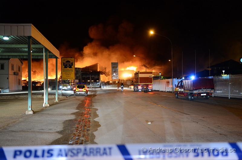 DSC_5159.JPG - 00.56 larmades en stor räddningsstyrka till Mörsaregatan i Helsingborg där man fått in larm från en lokförare som sett kraftig rökutvecknling från platsen. När första räddningsstyrkan var på plats var hela byggnaden övertänd och man riktade direkt in sig på att förhindra spridningen och man konstaterade att byggnaden som brann inte gick att rädda. Hur branden har startat är oklart men strax innan hade ett inbrottslarm gått och polisen misstänker att branden är anlagd och rubricerar det som mordbrand. Ingen person ska ha kommit till skada.