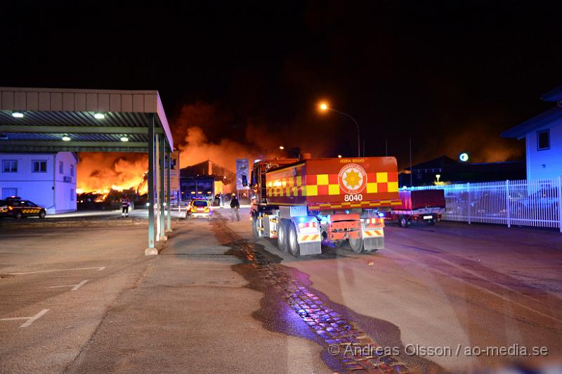 DSC_5160.JPG - 00.56 larmades en stor räddningsstyrka till Mörsaregatan i Helsingborg där man fått in larm från en lokförare som sett kraftig rökutvecknling från platsen. När första räddningsstyrkan var på plats var hela byggnaden övertänd och man riktade direkt in sig på att förhindra spridningen och man konstaterade att byggnaden som brann inte gick att rädda. Hur branden har startat är oklart men strax innan hade ett inbrottslarm gått och polisen misstänker att branden är anlagd och rubricerar det som mordbrand. Ingen person ska ha kommit till skada.