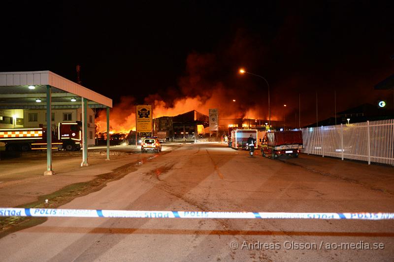 DSC_5161.JPG - 00.56 larmades en stor räddningsstyrka till Mörsaregatan i Helsingborg där man fått in larm från en lokförare som sett kraftig rökutvecknling från platsen. När första räddningsstyrkan var på plats var hela byggnaden övertänd och man riktade direkt in sig på att förhindra spridningen och man konstaterade att byggnaden som brann inte gick att rädda. Hur branden har startat är oklart men strax innan hade ett inbrottslarm gått och polisen misstänker att branden är anlagd och rubricerar det som mordbrand. Ingen person ska ha kommit till skada.