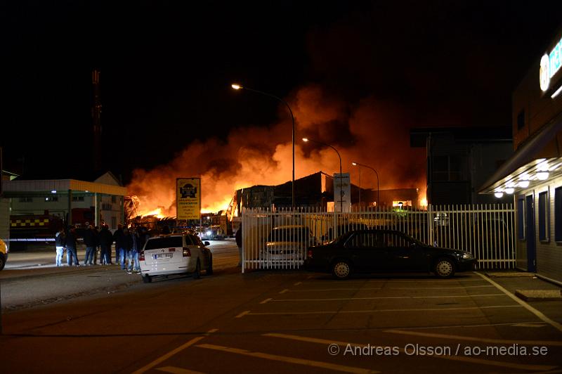 DSC_5164.JPG - 00.56 larmades en stor räddningsstyrka till Mörsaregatan i Helsingborg där man fått in larm från en lokförare som sett kraftig rökutvecknling från platsen. När första räddningsstyrkan var på plats var hela byggnaden övertänd och man riktade direkt in sig på att förhindra spridningen och man konstaterade att byggnaden som brann inte gick att rädda. Hur branden har startat är oklart men strax innan hade ett inbrottslarm gått och polisen misstänker att branden är anlagd och rubricerar det som mordbrand. Ingen person ska ha kommit till skada.