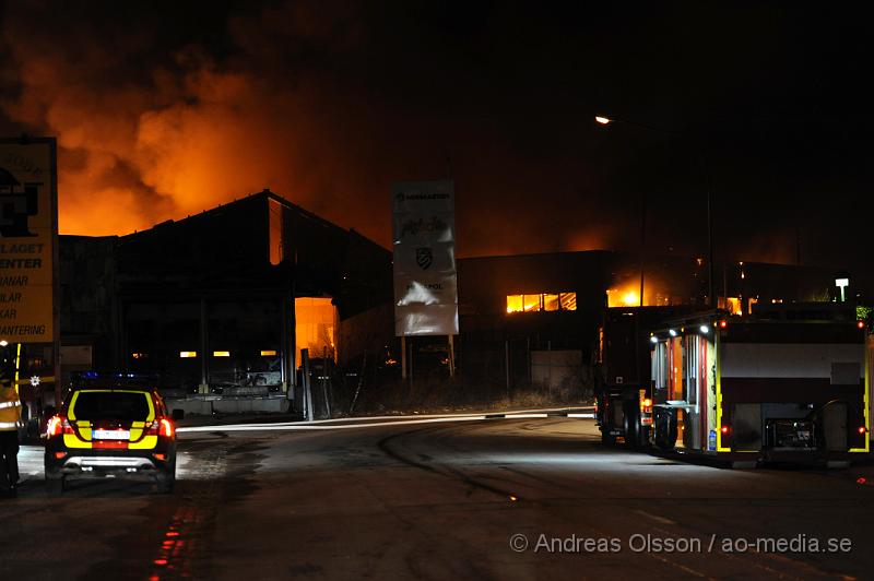 _DSC3668.JPG - 00.56 larmades en stor räddningsstyrka till Mörsaregatan i Helsingborg där man fått in larm från en lokförare som sett kraftig rökutvecknling från platsen. När första räddningsstyrkan var på plats var hela byggnaden övertänd och man riktade direkt in sig på att förhindra spridningen och man konstaterade att byggnaden som brann inte gick att rädda. Hur branden har startat är oklart men strax innan hade ett inbrottslarm gått och polisen misstänker att branden är anlagd och rubricerar det som mordbrand. Ingen person ska ha kommit till skada.