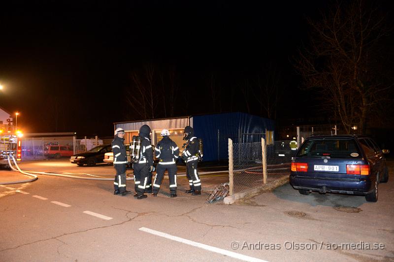 DSC_5171.JPG - Vid 03 tiden larmades räddningstjänst och polis till Ljungbyhed där man fått larm om brand i en verkstad. Det är oklart hur branden har startat men det har brunnit i ena väggen på verkstaden, räddningstjänsten var snabbt på plats och kunde släcka ner branden, man bröt upp lite i väggen och sökte av med värmekamera för att försäkra sig om att branden inte spridit sig.