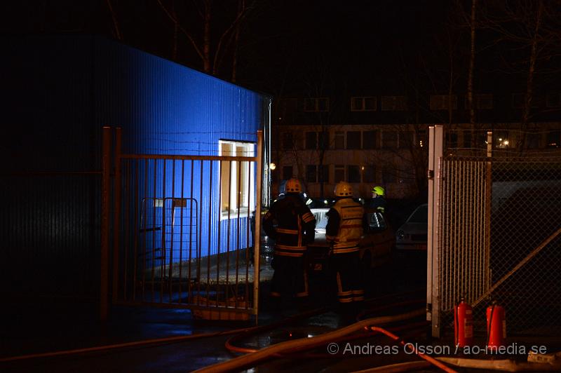 DSC_5173.JPG - Vid 03 tiden larmades räddningstjänst och polis till Ljungbyhed där man fått larm om brand i en verkstad. Det är oklart hur branden har startat men det har brunnit i ena väggen på verkstaden, räddningstjänsten var snabbt på plats och kunde släcka ner branden, man bröt upp lite i väggen och sökte av med värmekamera för att försäkra sig om att branden inte spridit sig.