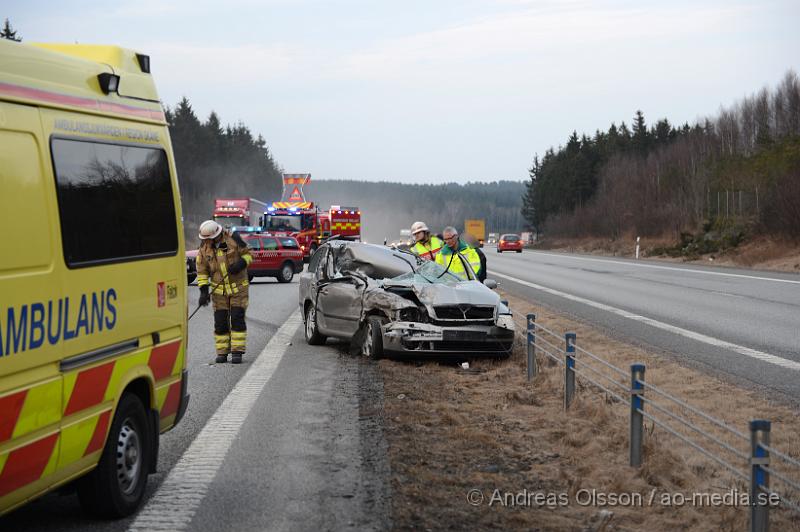 DSC_5218.JPG - Vid 19.40 tiden larmades räddningstjänst, ambulans och polis till E4an i höjd med Eket där en personbil av oklar anledning kört in i en lastbil och voltat. Bilen blev kraftig demolerad men föraren som var ensam i bilen kunde otroligt nog ta sig ut på egen hand och ska inte ha fått några allvarliga skador, men fick följa med ambulansen till sjukhus för kontroll.