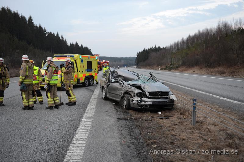 DSC_5220.JPG - Vid 19.40 tiden larmades räddningstjänst, ambulans och polis till E4an i höjd med Eket där en personbil av oklar anledning kört in i en lastbil och voltat. Bilen blev kraftig demolerad men föraren som var ensam i bilen kunde otroligt nog ta sig ut på egen hand och ska inte ha fått några allvarliga skador, men fick följa med ambulansen till sjukhus för kontroll.