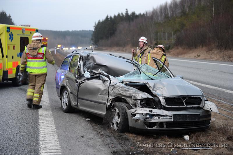 DSC_5222.JPG - Vid 19.40 tiden larmades räddningstjänst, ambulans och polis till E4an i höjd med Eket där en personbil av oklar anledning kört in i en lastbil och voltat. Bilen blev kraftig demolerad men föraren som var ensam i bilen kunde otroligt nog ta sig ut på egen hand och ska inte ha fått några allvarliga skador, men fick följa med ambulansen till sjukhus för kontroll.