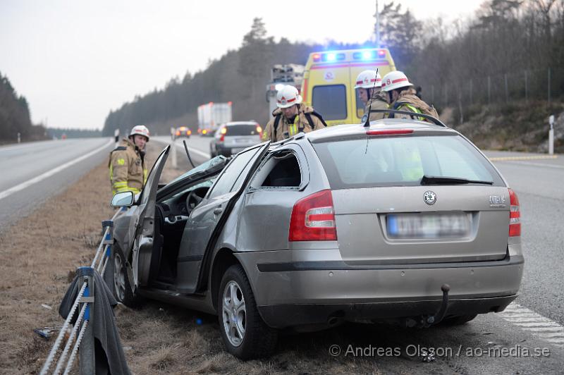 DSC_5224.JPG - Vid 19.40 tiden larmades räddningstjänst, ambulans och polis till E4an i höjd med Eket där en personbil av oklar anledning kört in i en lastbil och voltat. Bilen blev kraftig demolerad men föraren som var ensam i bilen kunde otroligt nog ta sig ut på egen hand och ska inte ha fått några allvarliga skador, men fick följa med ambulansen till sjukhus för kontroll.