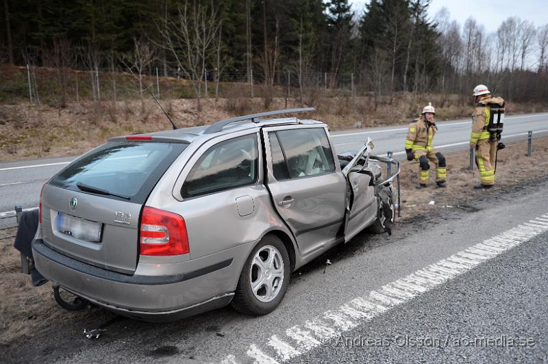 DSC_5225.JPG - Vid 19.40 tiden larmades räddningstjänst, ambulans och polis till E4an i höjd med Eket där en personbil av oklar anledning kört in i en lastbil och voltat. Bilen blev kraftig demolerad men föraren som var ensam i bilen kunde otroligt nog ta sig ut på egen hand och ska inte ha fått några allvarliga skador, men fick följa med ambulansen till sjukhus för kontroll.