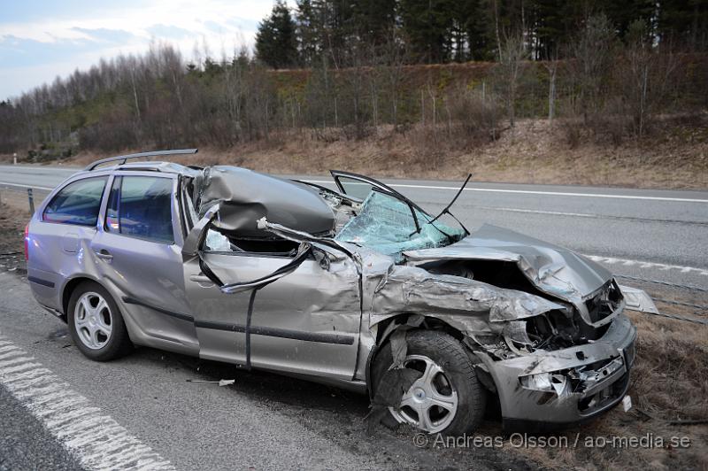 DSC_5226.JPG - Vid 19.40 tiden larmades räddningstjänst, ambulans och polis till E4an i höjd med Eket där en personbil av oklar anledning kört in i en lastbil och voltat. Bilen blev kraftig demolerad men föraren som var ensam i bilen kunde otroligt nog ta sig ut på egen hand och ska inte ha fått några allvarliga skador, men fick följa med ambulansen till sjukhus för kontroll.