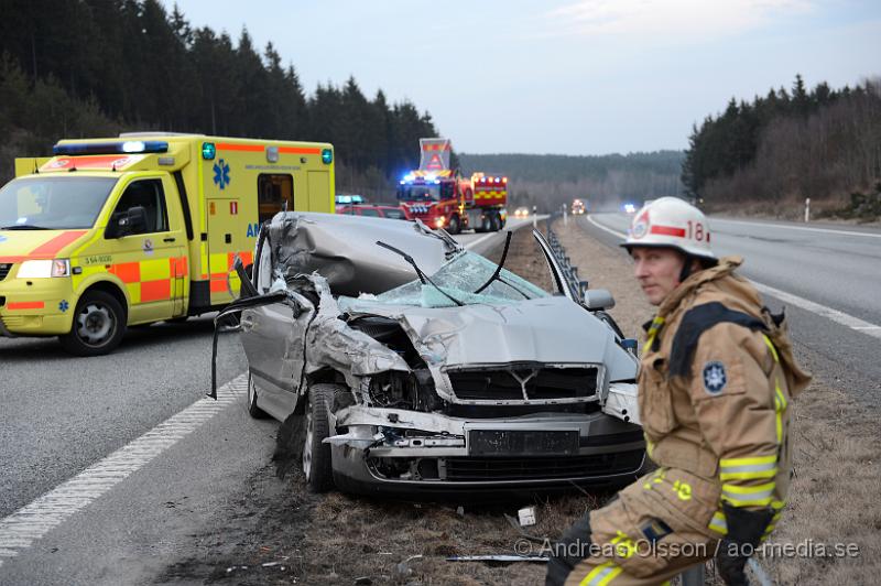 DSC_5227.JPG - Vid 19.40 tiden larmades räddningstjänst, ambulans och polis till E4an i höjd med Eket där en personbil av oklar anledning kört in i en lastbil och voltat. Bilen blev kraftig demolerad men föraren som var ensam i bilen kunde otroligt nog ta sig ut på egen hand och ska inte ha fått några allvarliga skador, men fick följa med ambulansen till sjukhus för kontroll.