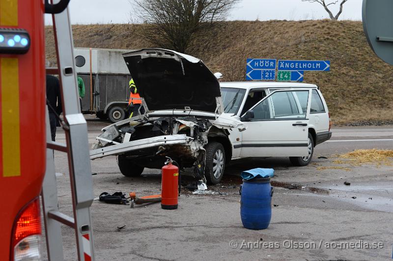 DSC_5229.JPG - Strax innan kl 11 larmades räddningstjänst, ambulans och polis till en trafikolycka på fabriksvägen/väg 13 i Klippan. Där två personbilar och en lastbil kolliderat. Enligt larmet till SOS ska där ha sprungit kalvar på vägen, vilken roll dem hade i olyckan är oklart. Minst en person fördes med ambulans till sjukhus. Begränsad framkomlighet under räddnings och bärgsningsarbetet.