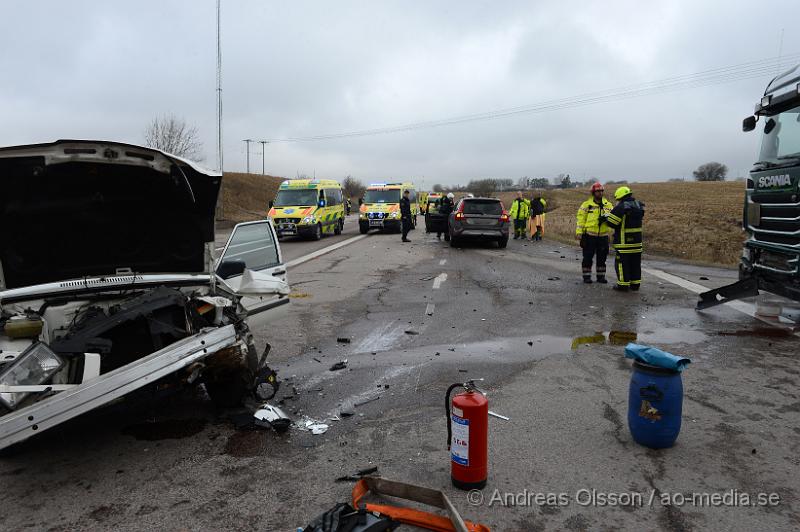 DSC_5231.JPG - Strax innan kl 11 larmades räddningstjänst, ambulans och polis till en trafikolycka på fabriksvägen/väg 13 i Klippan. Där två personbilar och en lastbil kolliderat. Enligt larmet till SOS ska där ha sprungit kalvar på vägen, vilken roll dem hade i olyckan är oklart. Minst en person fördes med ambulans till sjukhus. Begränsad framkomlighet under räddnings och bärgsningsarbetet.