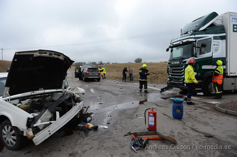 DSC_5233.JPG - Strax innan kl 11 larmades räddningstjänst, ambulans och polis till en trafikolycka på fabriksvägen/väg 13 i Klippan. Där två personbilar och en lastbil kolliderat. Enligt larmet till SOS ska där ha sprungit kalvar på vägen, vilken roll dem hade i olyckan är oklart. Minst en person fördes med ambulans till sjukhus. Begränsad framkomlighet under räddnings och bärgsningsarbetet.