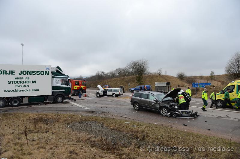 DSC_5235.JPG - Strax innan kl 11 larmades räddningstjänst, ambulans och polis till en trafikolycka på fabriksvägen/väg 13 i Klippan. Där två personbilar och en lastbil kolliderat. Enligt larmet till SOS ska där ha sprungit kalvar på vägen, vilken roll dem hade i olyckan är oklart. Minst en person fördes med ambulans till sjukhus. Begränsad framkomlighet under räddnings och bärgsningsarbetet.