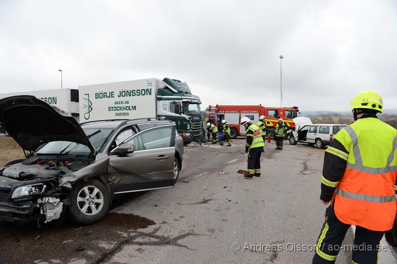 DSC_5238.JPG - Strax innan kl 11 larmades räddningstjänst, ambulans och polis till en trafikolycka på fabriksvägen/väg 13 i Klippan. Där två personbilar och en lastbil kolliderat. Enligt larmet till SOS ska där ha sprungit kalvar på vägen, vilken roll dem hade i olyckan är oklart. Minst en person fördes med ambulans till sjukhus. Begränsad framkomlighet under räddnings och bärgsningsarbetet.