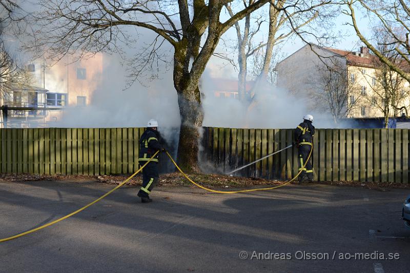 DSC_5255.JPG - Strax innan 19 larmades räddningstjänsten till Åbygatan i Klippan där man hade brand i gräs,träd och ett staket. Räddningstjänsten fick snabbt kontroll på branden.