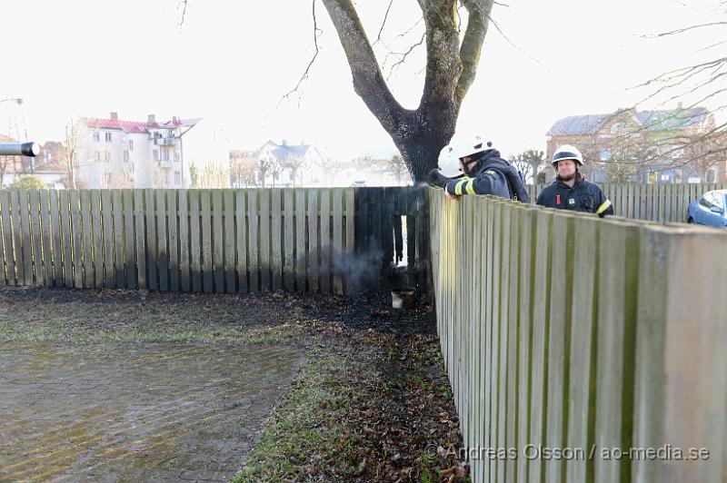 DSC_5260.JPG - Strax innan 19 larmades räddningstjänsten till Åbygatan i Klippan där man hade brand i gräs,träd och ett staket. Räddningstjänsten fick snabbt kontroll på branden.