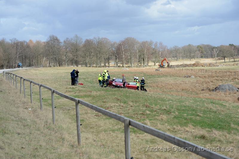 DSC_5249.JPG - Strax efter 16 larmades räddningstjänsten från Klippan och Ljungbyhed samt polis och ambulans till väg 13 där en personbil av oklar anledning kört av vägen och genom ett staket. Två personer befann sig i bilen, oklart vilka skador dem ådragit sig. Minst en person fördes till sjukhus. Begränsad framkomliget.