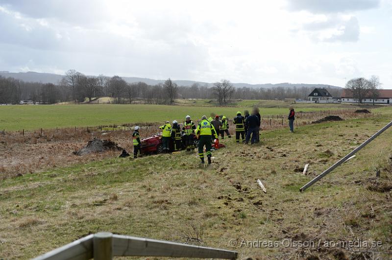 DSC_5250.JPG - Strax efter 16 larmades räddningstjänsten från Klippan och Ljungbyhed samt polis och ambulans till väg 13 där en personbil av oklar anledning kört av vägen och genom ett staket. Två personer befann sig i bilen, oklart vilka skador dem ådragit sig. Minst en person fördes till sjukhus. Begränsad framkomliget.