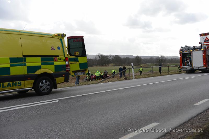 DSC_5251.JPG - Strax efter 16 larmades räddningstjänsten från Klippan och Ljungbyhed samt polis och ambulans till väg 13 där en personbil av oklar anledning kört av vägen och genom ett staket. Två personer befann sig i bilen, oklart vilka skador dem ådragit sig. Minst en person fördes till sjukhus. Begränsad framkomliget.