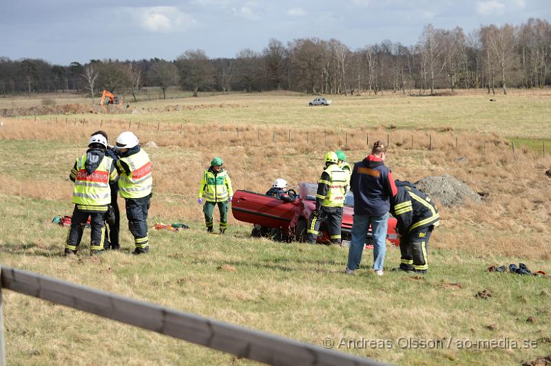 DSC_5252.JPG - Strax efter 16 larmades räddningstjänsten från Klippan och Ljungbyhed samt polis och ambulans till väg 13 där en personbil av oklar anledning kört av vägen och genom ett staket. Två personer befann sig i bilen, oklart vilka skador dem ådragit sig. Minst en person fördes till sjukhus. Begränsad framkomliget.