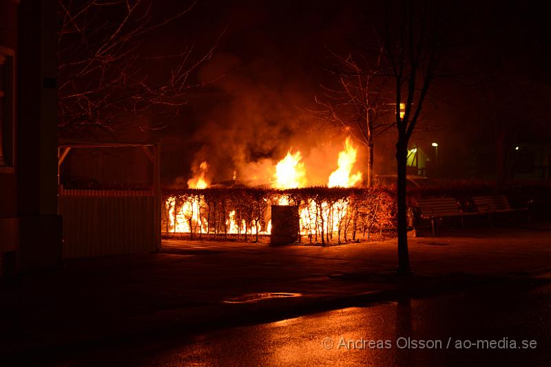 DSC_5269.JPG - Vid 02,30 larmades räddningstjänst och polis till en fullt utvecklad bilbrand i centrala Klippan. Räddningstjänsten fick snabbt kontroll på branden men den hann delvis sprida sig till en annan bil som stod parkerad vid sidan om den helt utbrända bilen. Ingen person ska ha kommit till skada, Polisen misstänker att branden är anlagd. Ingen misstänkt finns i nuläget.