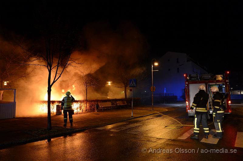 DSC_5271.JPG - Vid 02,30 larmades räddningstjänst och polis till en fullt utvecklad bilbrand i centrala Klippan. Räddningstjänsten fick snabbt kontroll på branden men den hann delvis sprida sig till en annan bil som stod parkerad vid sidan om den helt utbrända bilen. Ingen person ska ha kommit till skada, Polisen misstänker att branden är anlagd. Ingen misstänkt finns i nuläget.