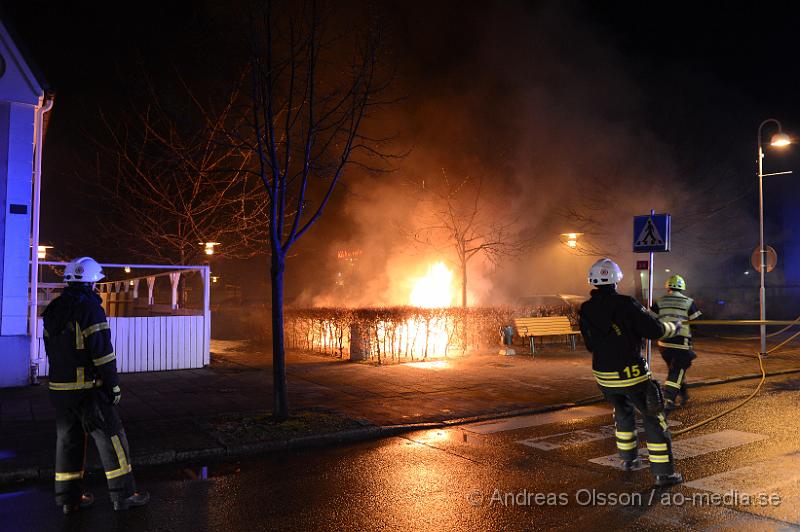 DSC_5272.JPG - Vid 02,30 larmades räddningstjänst och polis till en fullt utvecklad bilbrand i centrala Klippan. Räddningstjänsten fick snabbt kontroll på branden men den hann delvis sprida sig till en annan bil som stod parkerad vid sidan om den helt utbrända bilen. Ingen person ska ha kommit till skada, Polisen misstänker att branden är anlagd. Ingen misstänkt finns i nuläget.