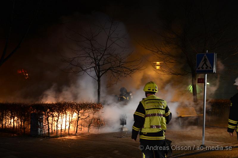 DSC_5273.JPG - Vid 02,30 larmades räddningstjänst och polis till en fullt utvecklad bilbrand i centrala Klippan. Räddningstjänsten fick snabbt kontroll på branden men den hann delvis sprida sig till en annan bil som stod parkerad vid sidan om den helt utbrända bilen. Ingen person ska ha kommit till skada, Polisen misstänker att branden är anlagd. Ingen misstänkt finns i nuläget.