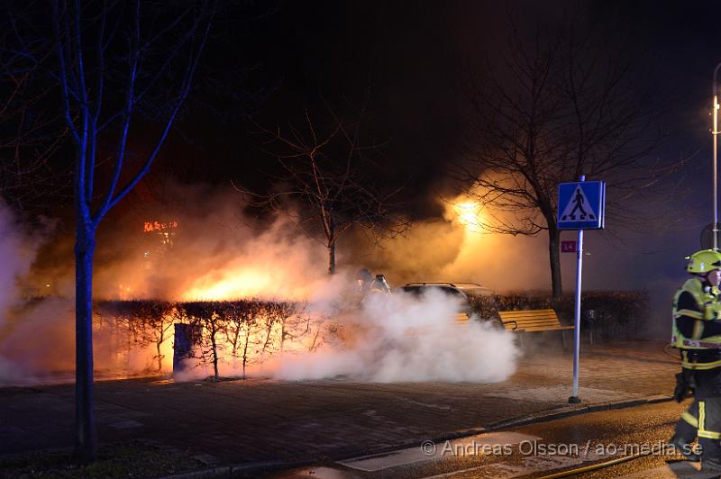 DSC_5274.JPG - Vid 02,30 larmades räddningstjänst och polis till en fullt utvecklad bilbrand i centrala Klippan. Räddningstjänsten fick snabbt kontroll på branden men den hann delvis sprida sig till en annan bil som stod parkerad vid sidan om den helt utbrända bilen. Ingen person ska ha kommit till skada, Polisen misstänker att branden är anlagd. Ingen misstänkt finns i nuläget.