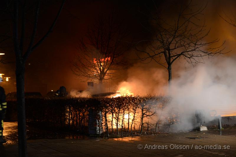 DSC_5275.JPG - Vid 02,30 larmades räddningstjänst och polis till en fullt utvecklad bilbrand i centrala Klippan. Räddningstjänsten fick snabbt kontroll på branden men den hann delvis sprida sig till en annan bil som stod parkerad vid sidan om den helt utbrända bilen. Ingen person ska ha kommit till skada, Polisen misstänker att branden är anlagd. Ingen misstänkt finns i nuläget.