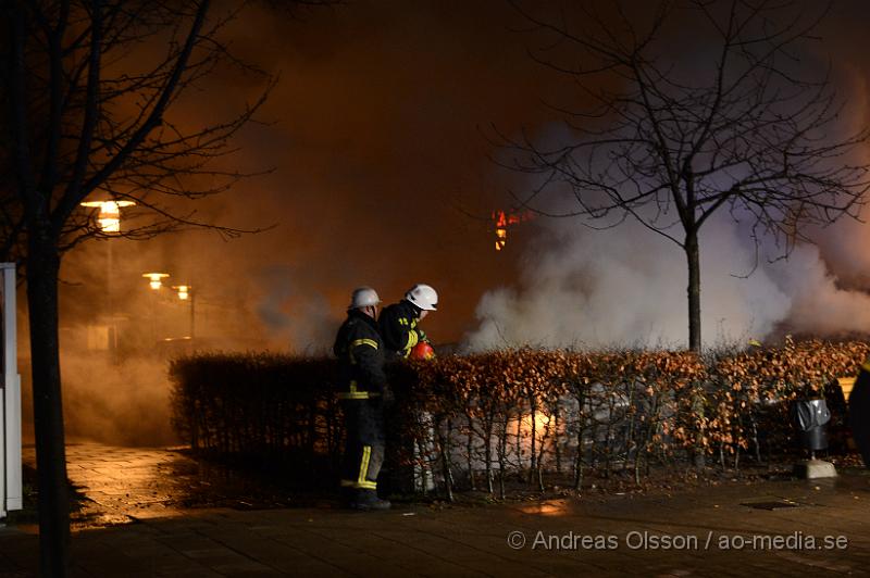 DSC_5277.JPG - Vid 02,30 larmades räddningstjänst och polis till en fullt utvecklad bilbrand i centrala Klippan. Räddningstjänsten fick snabbt kontroll på branden men den hann delvis sprida sig till en annan bil som stod parkerad vid sidan om den helt utbrända bilen. Ingen person ska ha kommit till skada, Polisen misstänker att branden är anlagd. Ingen misstänkt finns i nuläget.