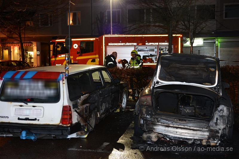 DSC_5278.JPG - Vid 02,30 larmades räddningstjänst och polis till en fullt utvecklad bilbrand i centrala Klippan. Räddningstjänsten fick snabbt kontroll på branden men den hann delvis sprida sig till en annan bil som stod parkerad vid sidan om den helt utbrända bilen. Ingen person ska ha kommit till skada, Polisen misstänker att branden är anlagd. Ingen misstänkt finns i nuläget.