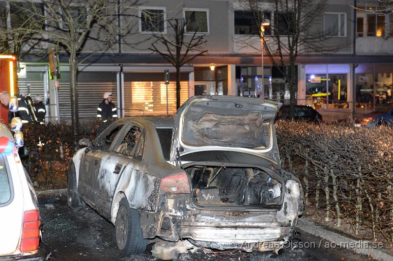 DSC_5280.JPG - Vid 02,30 larmades räddningstjänst och polis till en fullt utvecklad bilbrand i centrala Klippan. Räddningstjänsten fick snabbt kontroll på branden men den hann delvis sprida sig till en annan bil som stod parkerad vid sidan om den helt utbrända bilen. Ingen person ska ha kommit till skada, Polisen misstänker att branden är anlagd. Ingen misstänkt finns i nuläget.