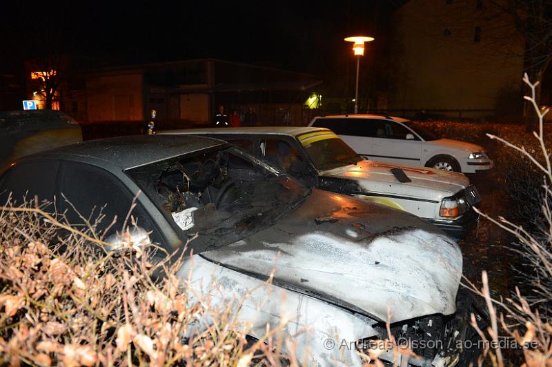 DSC_5281.JPG - Vid 02,30 larmades räddningstjänst och polis till en fullt utvecklad bilbrand i centrala Klippan. Räddningstjänsten fick snabbt kontroll på branden men den hann delvis sprida sig till en annan bil som stod parkerad vid sidan om den helt utbrända bilen. Ingen person ska ha kommit till skada, Polisen misstänker att branden är anlagd. Ingen misstänkt finns i nuläget.