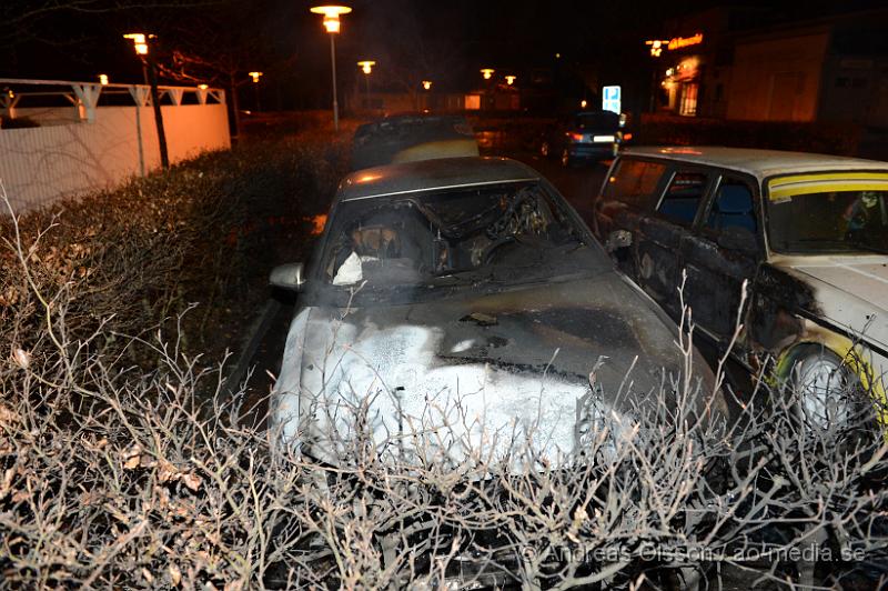 DSC_5282.JPG - Vid 02,30 larmades räddningstjänst och polis till en fullt utvecklad bilbrand i centrala Klippan. Räddningstjänsten fick snabbt kontroll på branden men den hann delvis sprida sig till en annan bil som stod parkerad vid sidan om den helt utbrända bilen. Ingen person ska ha kommit till skada, Polisen misstänker att branden är anlagd. Ingen misstänkt finns i nuläget.