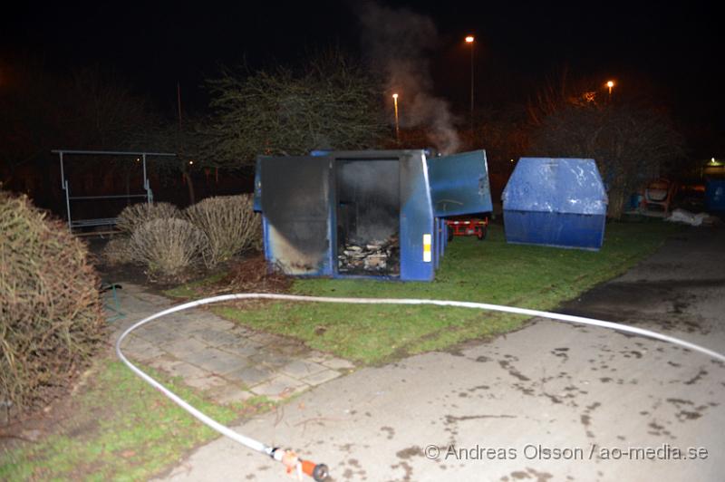 DSC_5297.JPG - Vid 22,36 larmades räddningstjänsten till en brand i en container på Torsgatan i Klippan, Under tiden räddnings personal var påväg till denna brand fick man in flera inringare som sa att det brann vid järnvägsstationen i Klippan. Styrkan fick dela upp sig och en bil for åt varsin brand. Den vid järnvägsstationen var en mycket kraftig brand i en hög med slipers. Man misstänker att branden är anlagd. Där kom förbi några som har hand om veteranjärnvägen intill stationen och dem hade en lastmaskin man använde för att flytta en del slipers för att komma åt branden bättre. Man fick dock inte riktigt släckt så man använde sig även av skum.