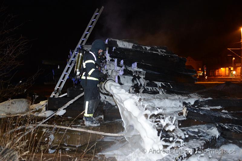 DSC_5308.JPG - Vid 22,36 larmades räddningstjänsten till en brand i en container på Torsgatan i Klippan, Under tiden räddnings personal var påväg till denna brand fick man in flera inringare som sa att det brann vid järnvägsstationen i Klippan. Styrkan fick dela upp sig och en bil for åt varsin brand. Den vid järnvägsstationen var en mycket kraftig brand i en hög med slipers. Man misstänker att branden är anlagd. Där kom förbi några som har hand om veteranjärnvägen intill stationen och dem hade en lastmaskin man använde för att flytta en del slipers för att komma åt branden bättre. Man fick dock inte riktigt släckt så man använde sig även av skum.